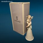 Porcellana LLADRÓ It’s a Girl con bambina seduta su fiore e campanellino