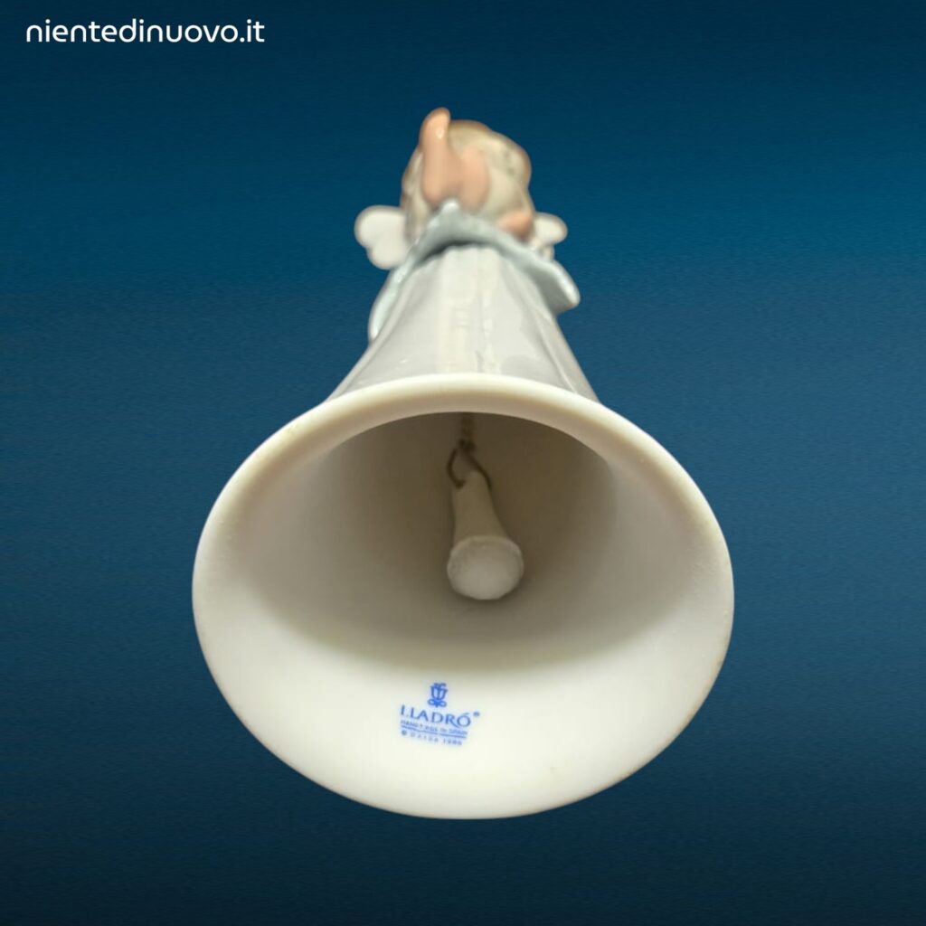 Porcellana LLADRÓ It’s a Girl con bambina seduta su fiore e campanellino
