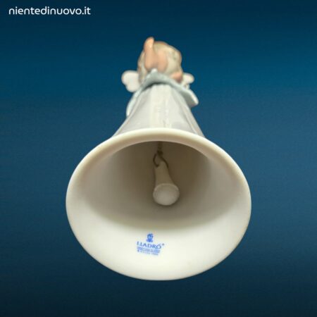 Porcellana LLADRÓ It’s a Girl con bambina seduta su fiore e campanellino