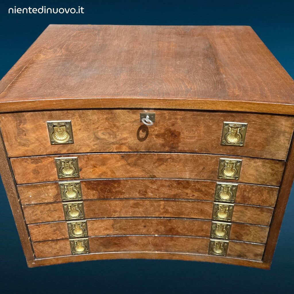 41511.jpg Cassettiera vintage a 6 cassetti per posate in radica con interni in tessuto rosso, anni ’50