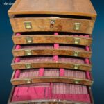 41511_1.jpg Cassettiera vintage a 6 cassetti per posate in radica con interni in tessuto rosso, anni ’50