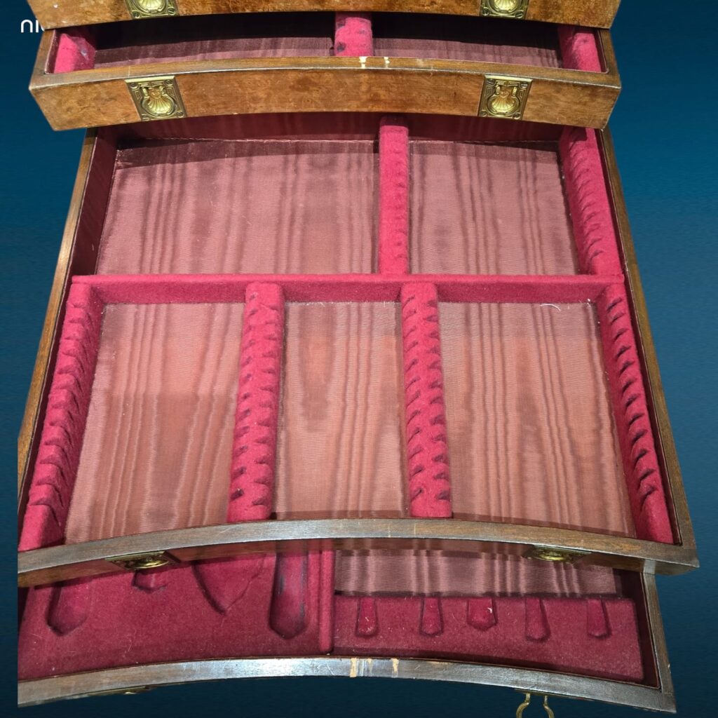 Cassettiera vintage a 6 cassetti per posate in radica con interni in tessuto rosso, anni ’50