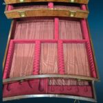 41511_2.jpg Cassettiera vintage a 6 cassetti per posate in radica con interni in tessuto rosso, anni ’50