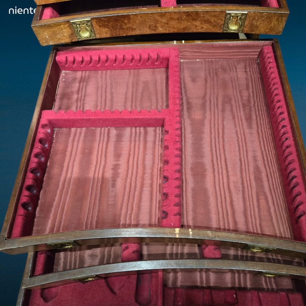 Cassettiera vintage a 6 cassetti per posate in radica con interni in tessuto rosso, anni ’50