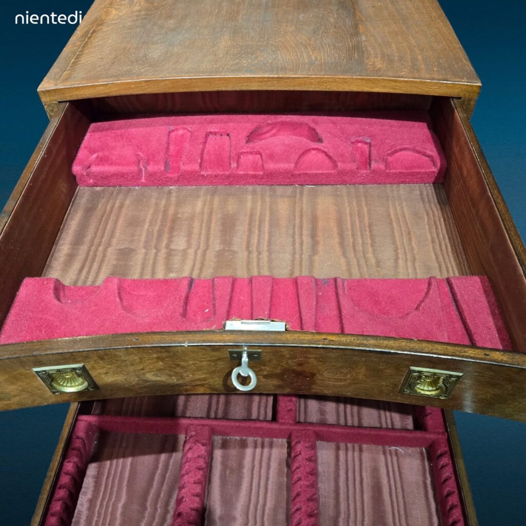 Cassettiera vintage a 6 cassetti per posate in radica con interni in tessuto rosso, anni ’50