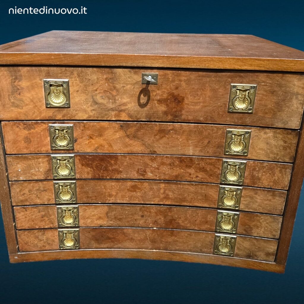 Cassettiera vintage a 6 cassetti per posate in radica con interni in tessuto rosso, anni ’50