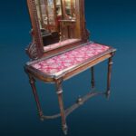 Consolle in noce con specchio intagliato stile Luigi XVI e piano in tessuto damascato, fine XIX secolo