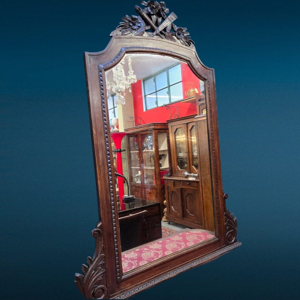 Consolle in noce con specchio intagliato stile Luigi XVI e piano in tessuto damascato, fine XIX secolo