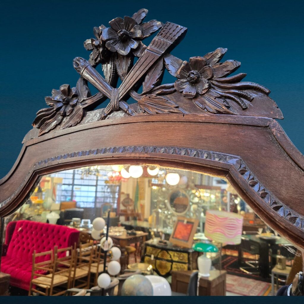 Consolle in noce con specchio intagliato stile Luigi XVI e piano in tessuto damascato, fine XIX secolo