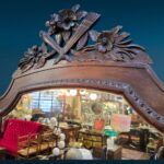 Consolle in noce con specchio intagliato stile Luigi XVI e piano in tessuto damascato, fine XIX secolo