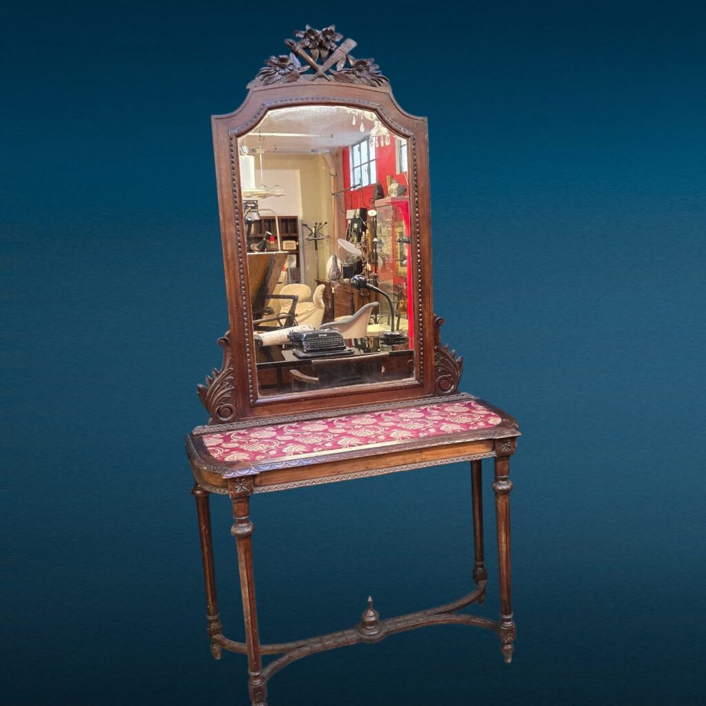 Consolle in noce con specchio intagliato stile Luigi XVI e piano in tessuto damascato, fine XIX secolo