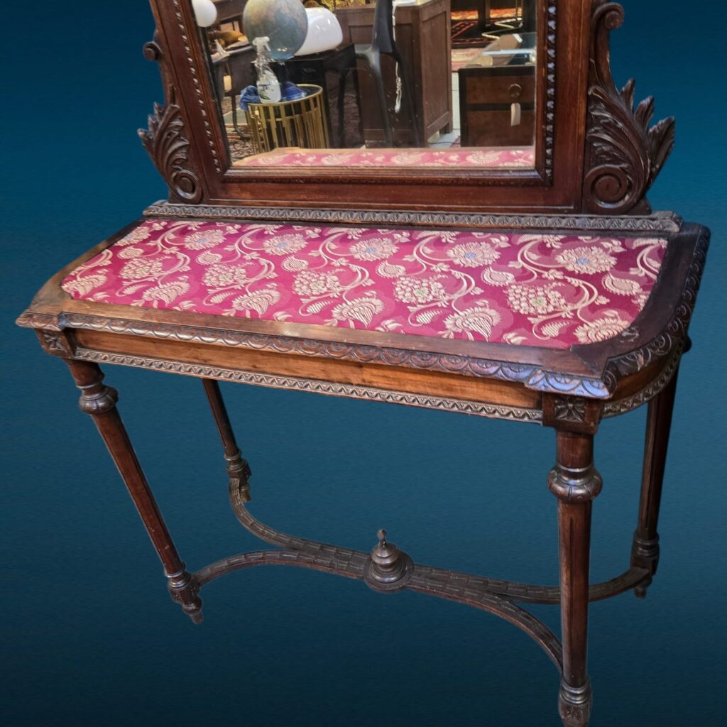 Consolle in noce con specchio intagliato stile Luigi XVI e piano in tessuto damascato, fine XIX secolo