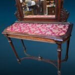Consolle in noce con specchio intagliato stile Luigi XVI e piano in tessuto damascato, fine XIX secolo