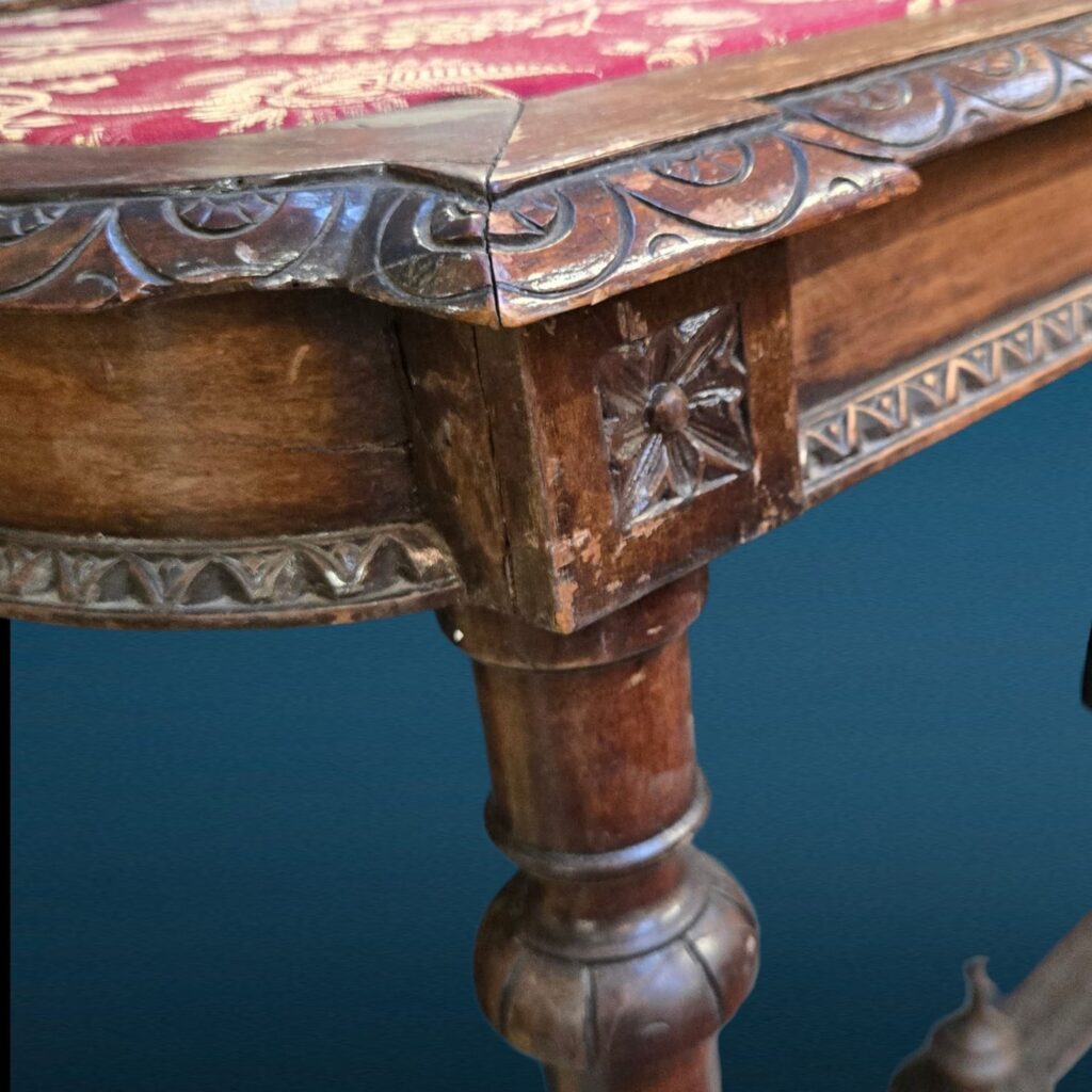 Consolle in noce con specchio intagliato stile Luigi XVI e piano in tessuto damascato, fine XIX secolo