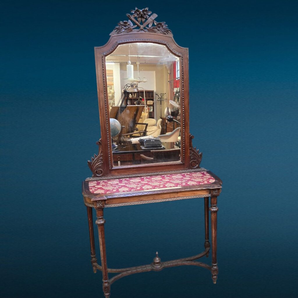 Consolle in noce con specchio intagliato stile Luigi XVI e piano in tessuto damascato, fine XIX secolo