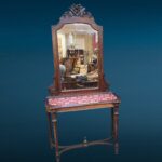 Consolle in noce con specchio intagliato stile Luigi XVI e piano in tessuto damascato, fine XIX secolo