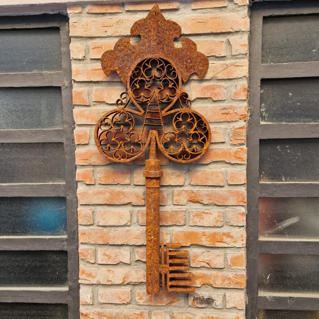 04537.jpg Chiave decorativa in ferro arrugginito da esterno stile vintage