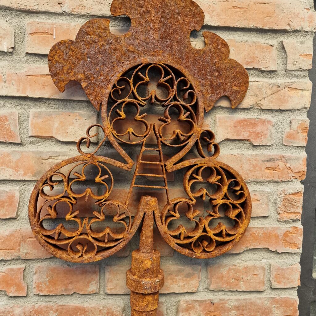 Chiave decorativa in ferro arrugginito da esterno stile vintage