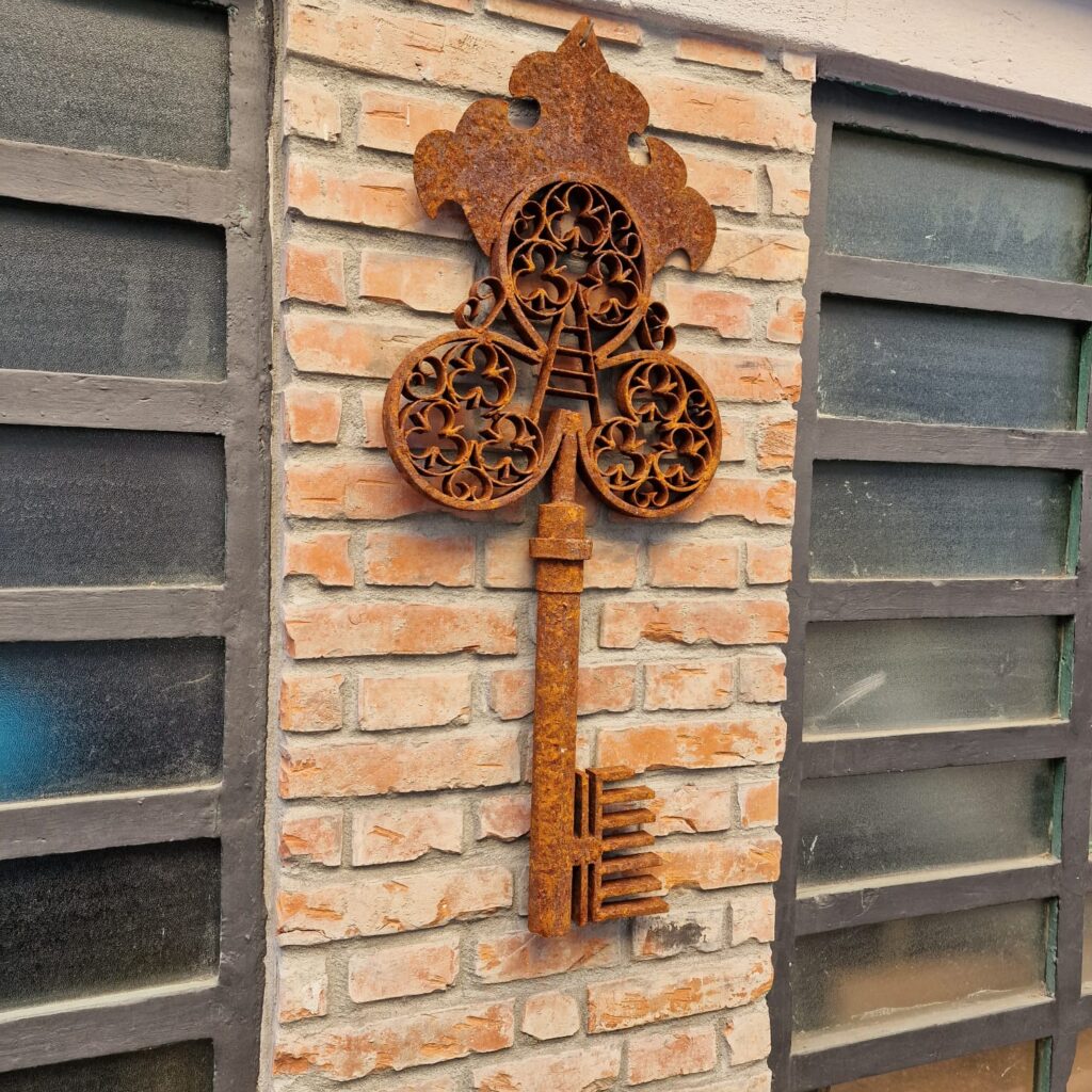 Chiave decorativa in ferro arrugginito da esterno stile vintage