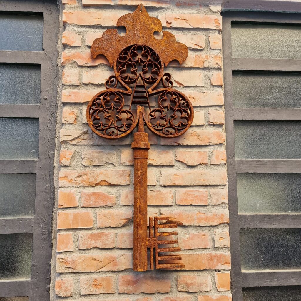 Chiave decorativa in ferro arrugginito da esterno stile vintage