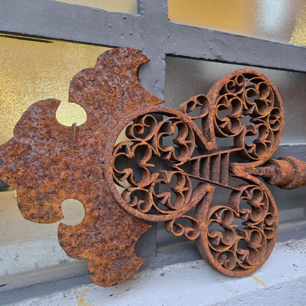 Chiave decorativa in ferro arrugginito da esterno stile vintage