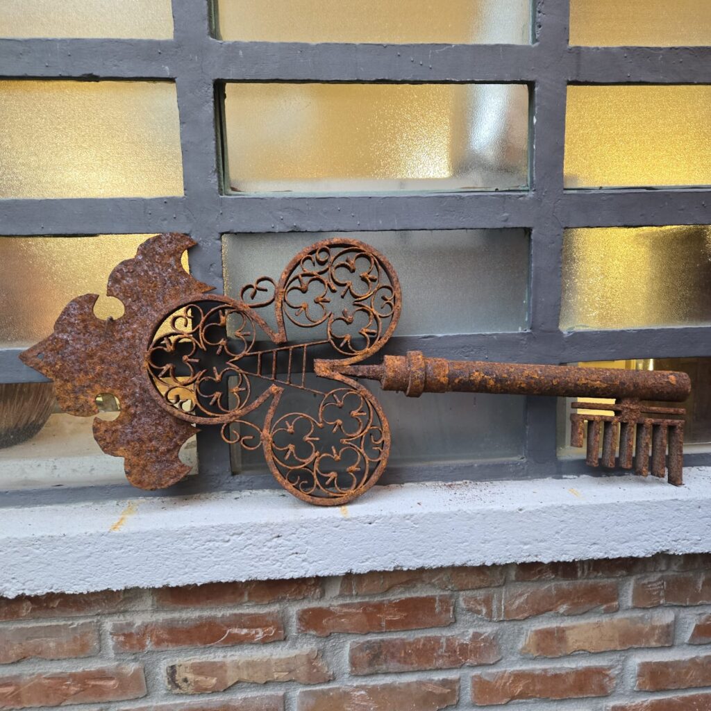 Chiave decorativa in ferro arrugginito da esterno stile vintage