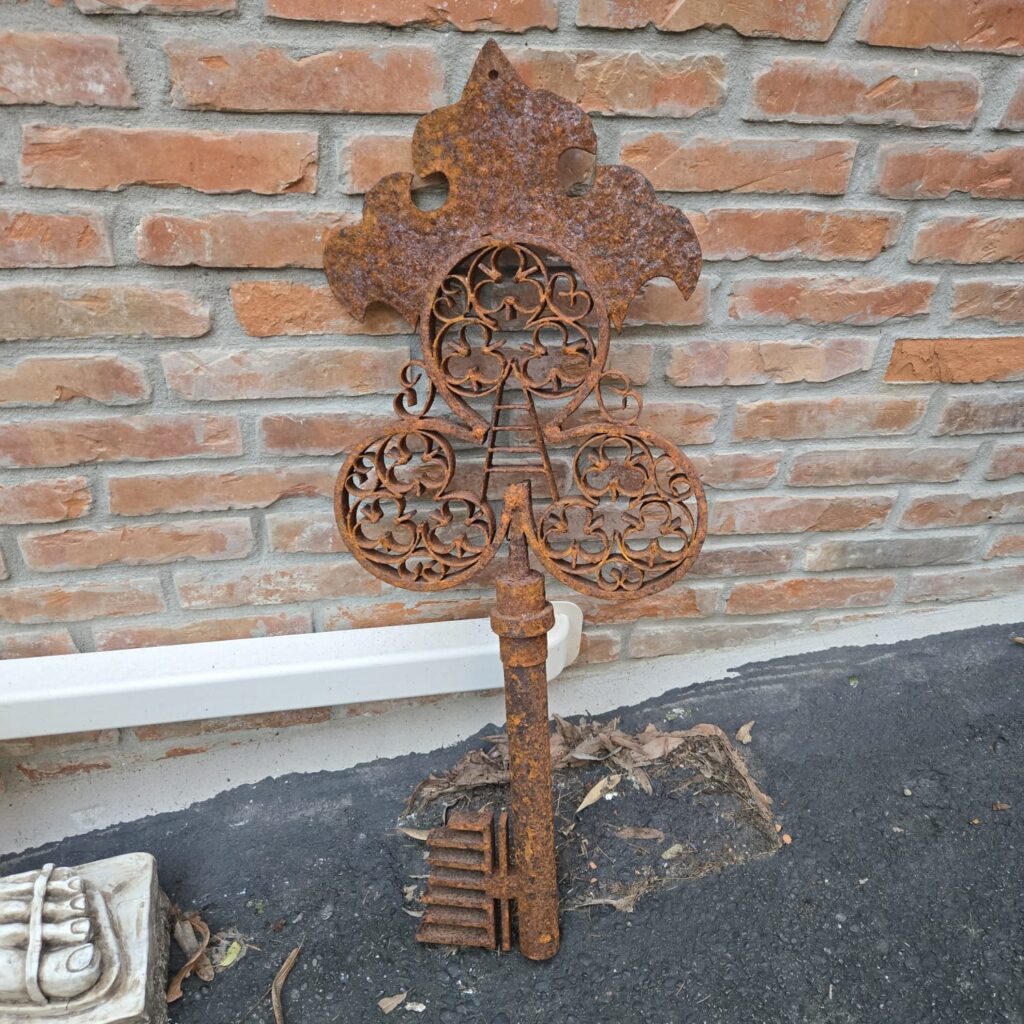 Chiave decorativa in ferro arrugginito da esterno stile vintage