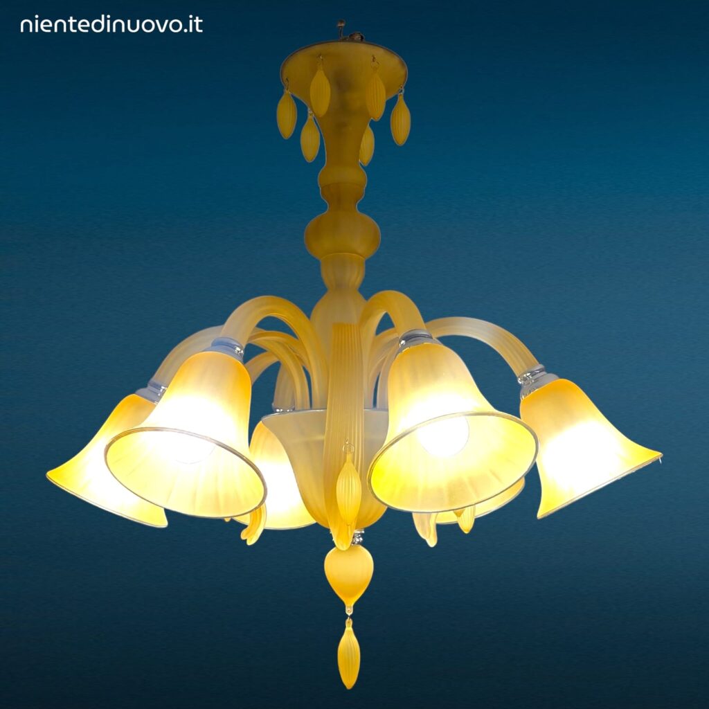 04683.jpg Lampadario moderno in vetro satinato ambra con sei luci e pendenti in vetro soffiato
