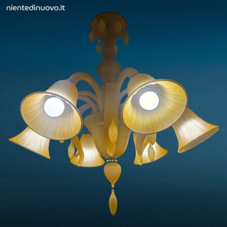 Lampadario moderno in vetro satinato ambra con sei luci e pendenti in vetro soffiato