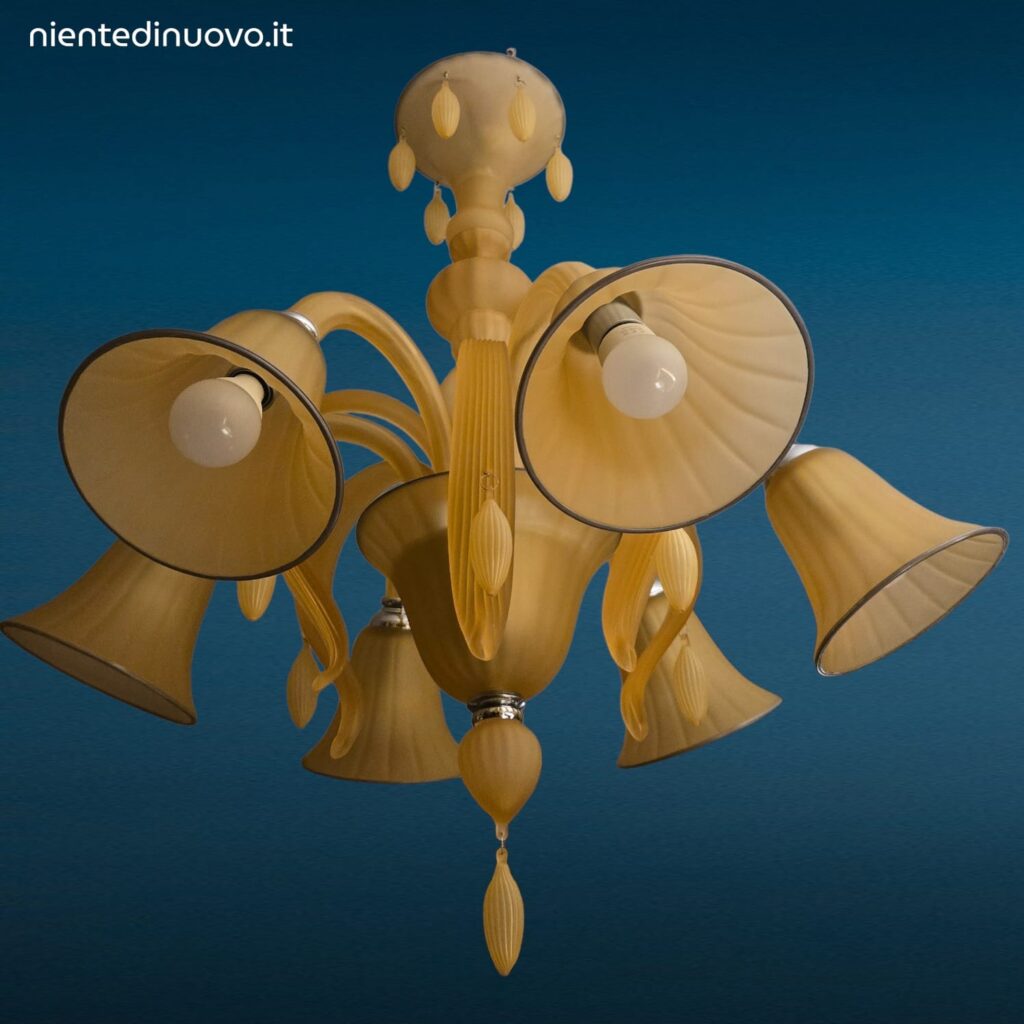 Lampadario moderno in vetro satinato ambra con sei luci e pendenti in vetro soffiato