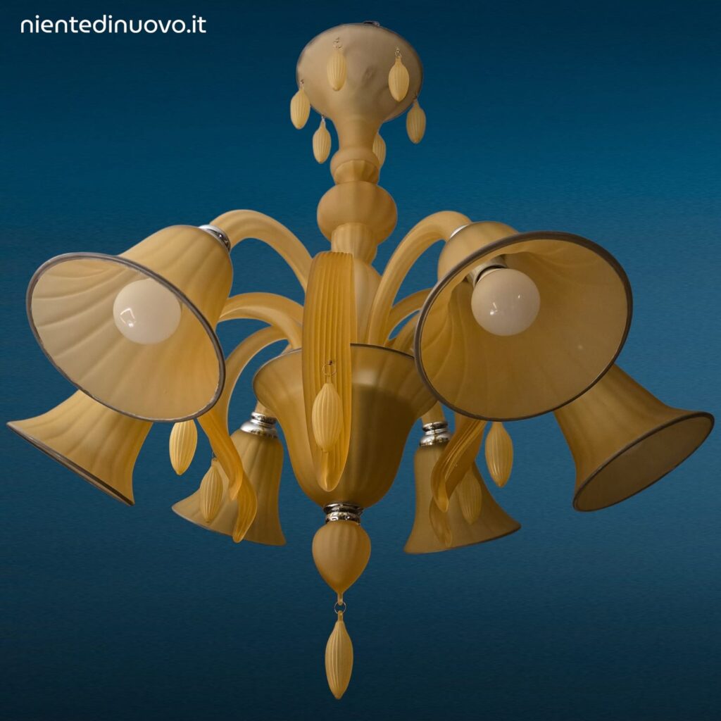 Lampadario moderno in vetro satinato ambra con sei luci e pendenti in vetro soffiato