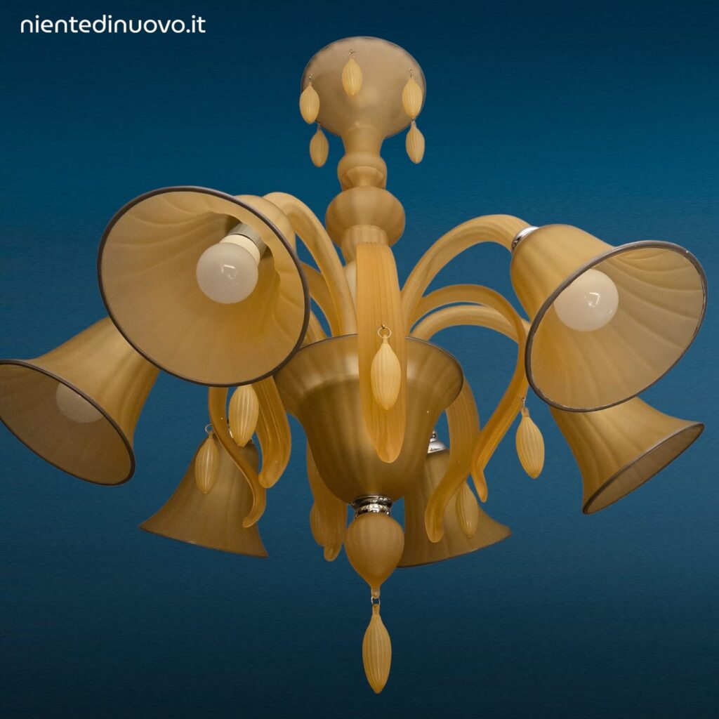 Lampadario moderno in vetro satinato ambra con sei luci e pendenti in vetro soffiato