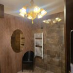 04683_6.jpg Lampadario moderno in vetro satinato ambra con sei luci e pendenti in vetro soffiato