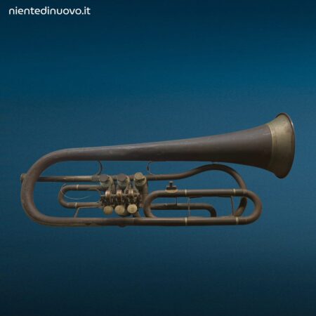 Vecchia tromba in ottone da decorazione con segni del tempo