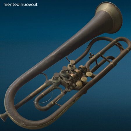 Vecchia tromba in ottone da decorazione con segni del tempo