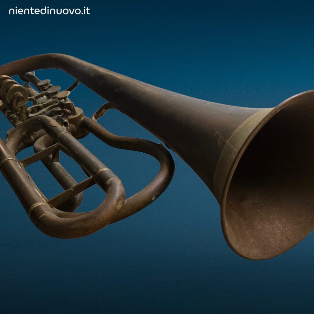 Vecchia tromba in ottone da decorazione con segni del tempo
