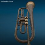 Vecchia tromba in ottone da decorazione con segni del tempo