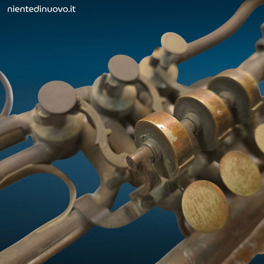 Vecchia tromba in ottone da decorazione con segni del tempo