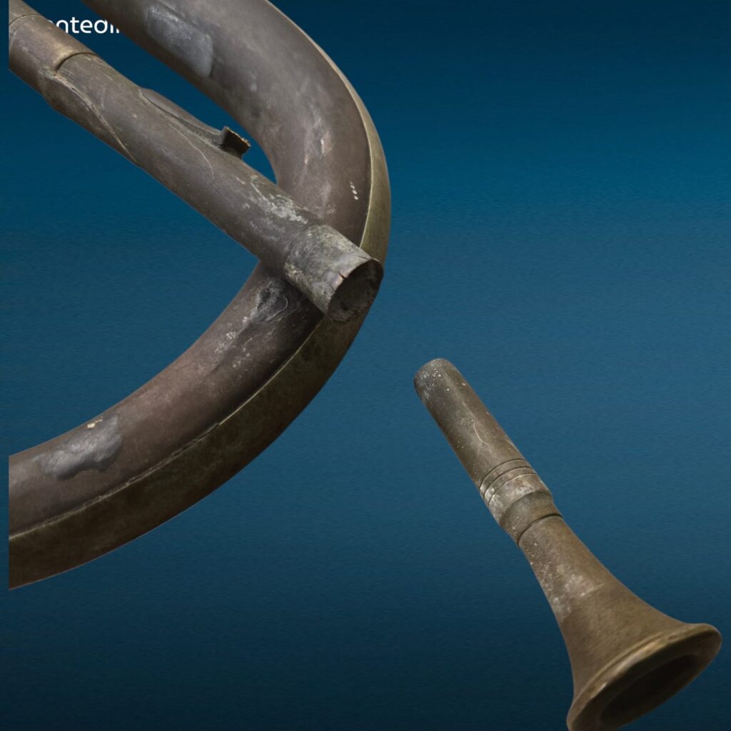 Vecchia tromba in ottone da decorazione con segni del tempo