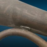 Vecchia tromba in ottone da decorazione con segni del tempo