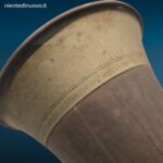 Vecchia tromba in ottone da decorazione con segni del tempo