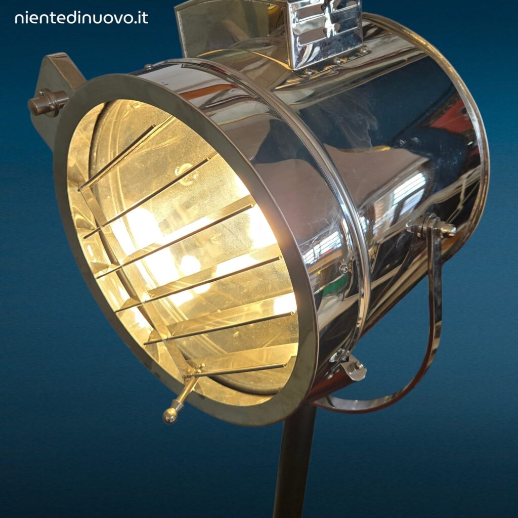Faro in acciaio inox con treppiede regolabile in stile industriale vintage