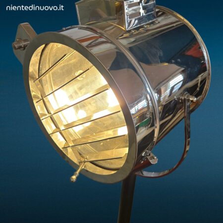 Faro in acciaio inox con treppiede regolabile in stile industriale vintage