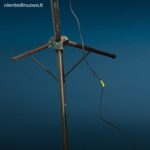 Faro in acciaio inox con treppiede regolabile in stile industriale vintage