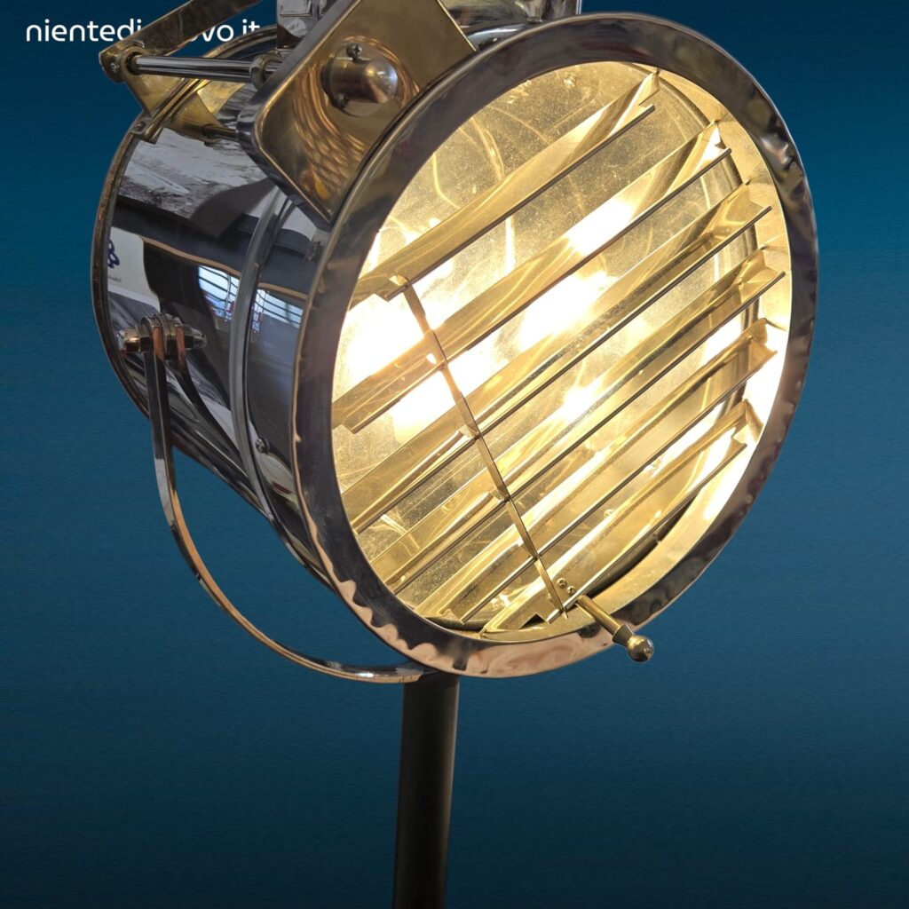 Faro in acciaio inox con treppiede regolabile in stile industriale vintage