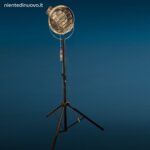 Faro in acciaio inox con treppiede regolabile in stile industriale vintage