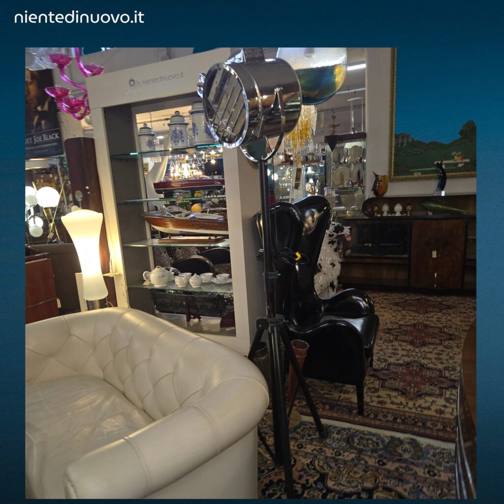 Faro in acciaio inox con treppiede regolabile in stile industriale vintage