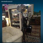 Faro in acciaio inox con treppiede regolabile in stile industriale vintage