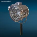 Faro in acciaio inox con treppiede regolabile in stile industriale vintage