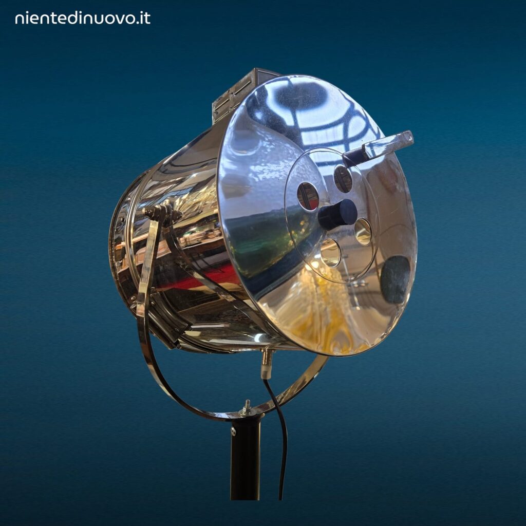 Faro in acciaio inox con treppiede regolabile in stile industriale vintage